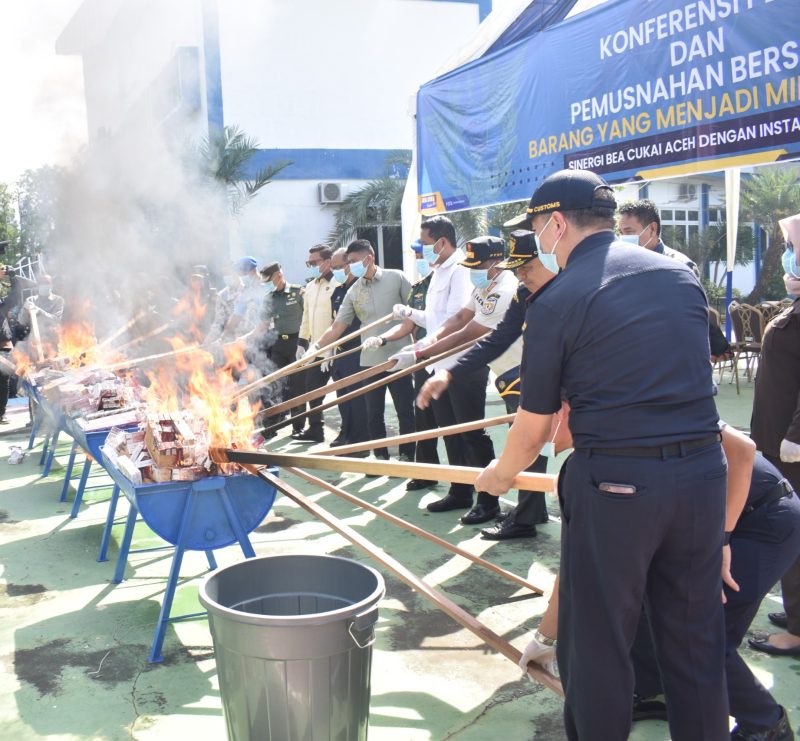 Kanwil Bea Cukai Aceh melaksanakan kegiatan Pemusnahan Barang Ilegal dan secara luring dan daring oleh seluruh Satuan Kerja (Satker) di lingkungan Kanwil Bea Cukai Aceh, Banda Aceh (12/12/2024). (Foto : Farid Ismullah/NOA.co.id).