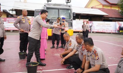 Naik Pangkat, 73 Personel Polres Dimandikan