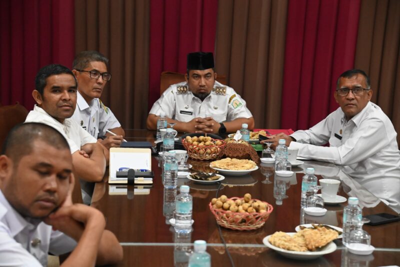 Pj Bupati Aceh Besar Muhammad Iswanto SSTP MM mengikuti zoom meeting dengan Mendagri Prof Tito Karnavian dari Aula Dekranasda Aceh Besar, Rabu (8/1/2025). Foto: Dok. MC Aceh Besar