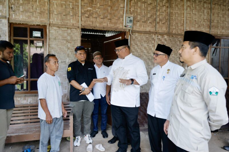 Penjabat (Pj) Gubernur Aceh, Dr. H. Safrizal ZA, M.Si., meninjau proses verifikasi pembangunan rumah layak huni yang akan dilakukan pada tahun 2025 oleh Pemerintah Aceh. Peninjauan ini dilakukan di Gampong Blang Dalam, Kecamatan Jeumpa, Kabupaten Bireuen, Jumat (10/1/2025). Foto: Dok. Prokopim Setda Aceh